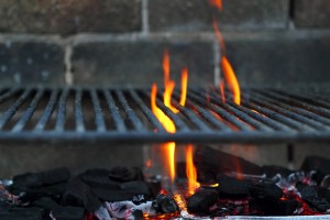 Grill med trækul og flammer