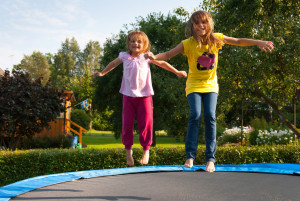 To piger hopper på en stor trampolin