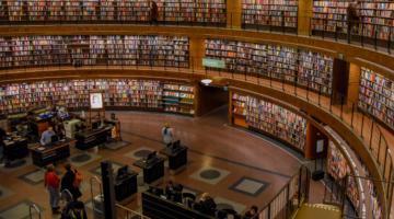En verden af litteratur på Stadsbiblioteket i Stockholm.