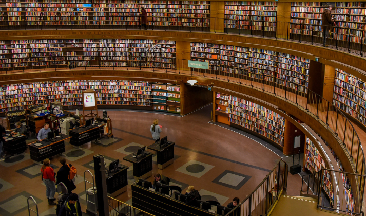 En verden af litteratur på Stadsbiblioteket i Stockholm.