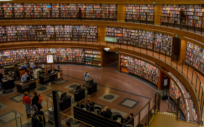 En verden af litteratur på Stadsbiblioteket i Stockholm.